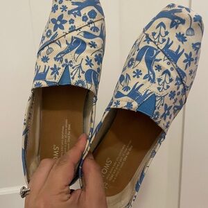 Toms blue birch foxes flat size 7